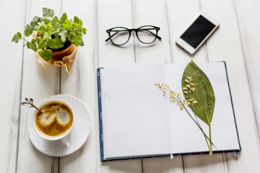 Blog lugar de trabajo creativo con flores y cafe